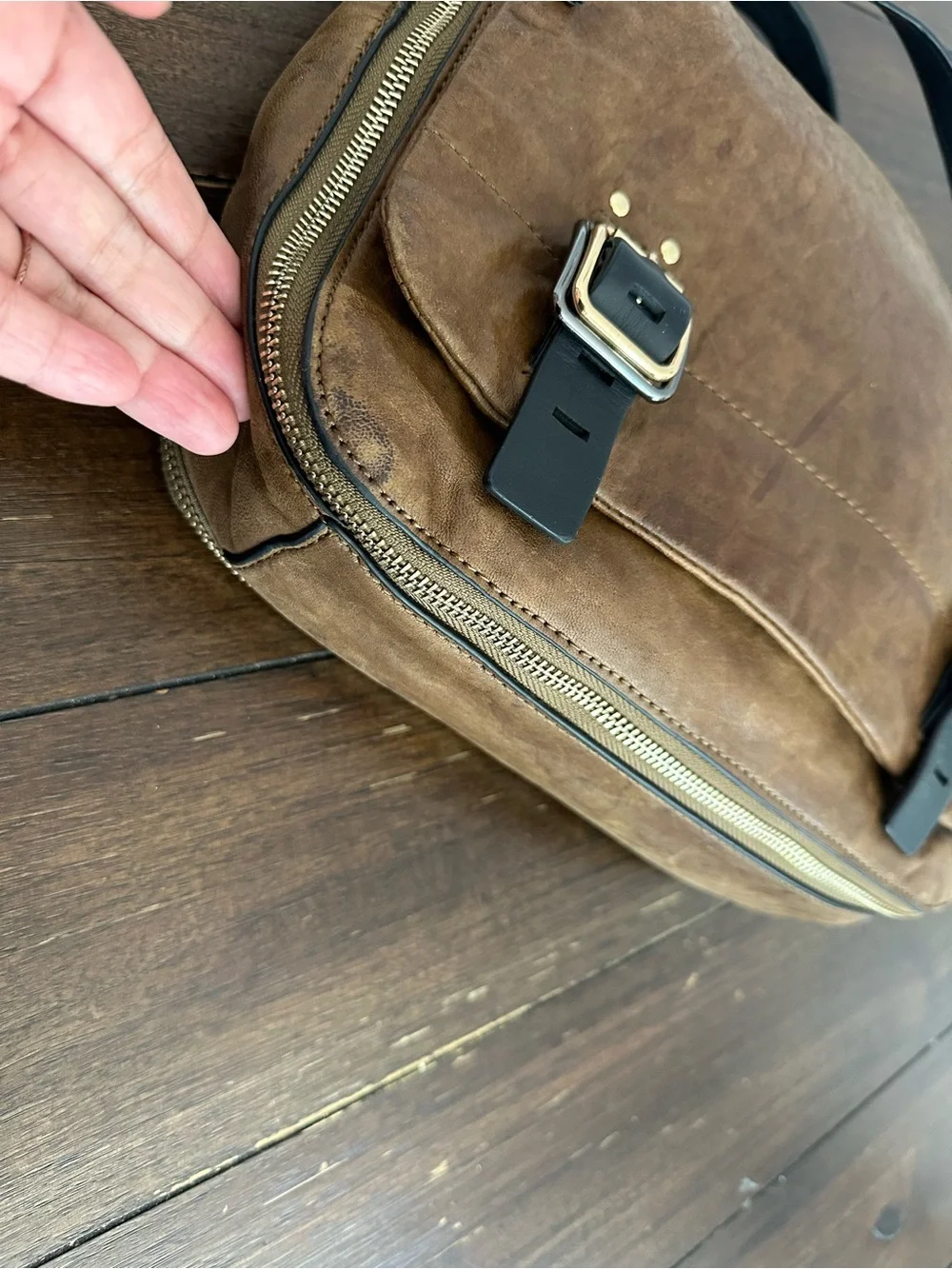 Vince Camuto Zelos flap messenger bag
